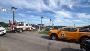 Camión ferroviario arrastra camioneta en Marina Mazatlán; mujer resulta lesionada en el choque