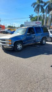 Conductor de camioneta invade carril y provoca accidente en el sector Cuauhtémoc en Los Mochis