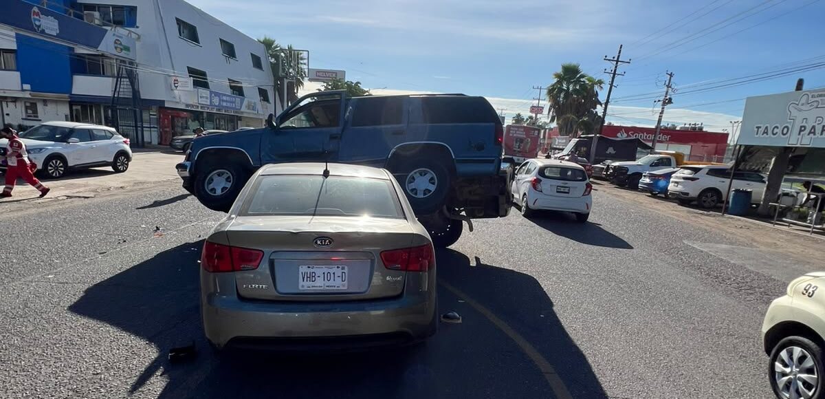 Conductor de camioneta invade carril y provoca accidente en el sector Cuauhtémoc en Los Mochis