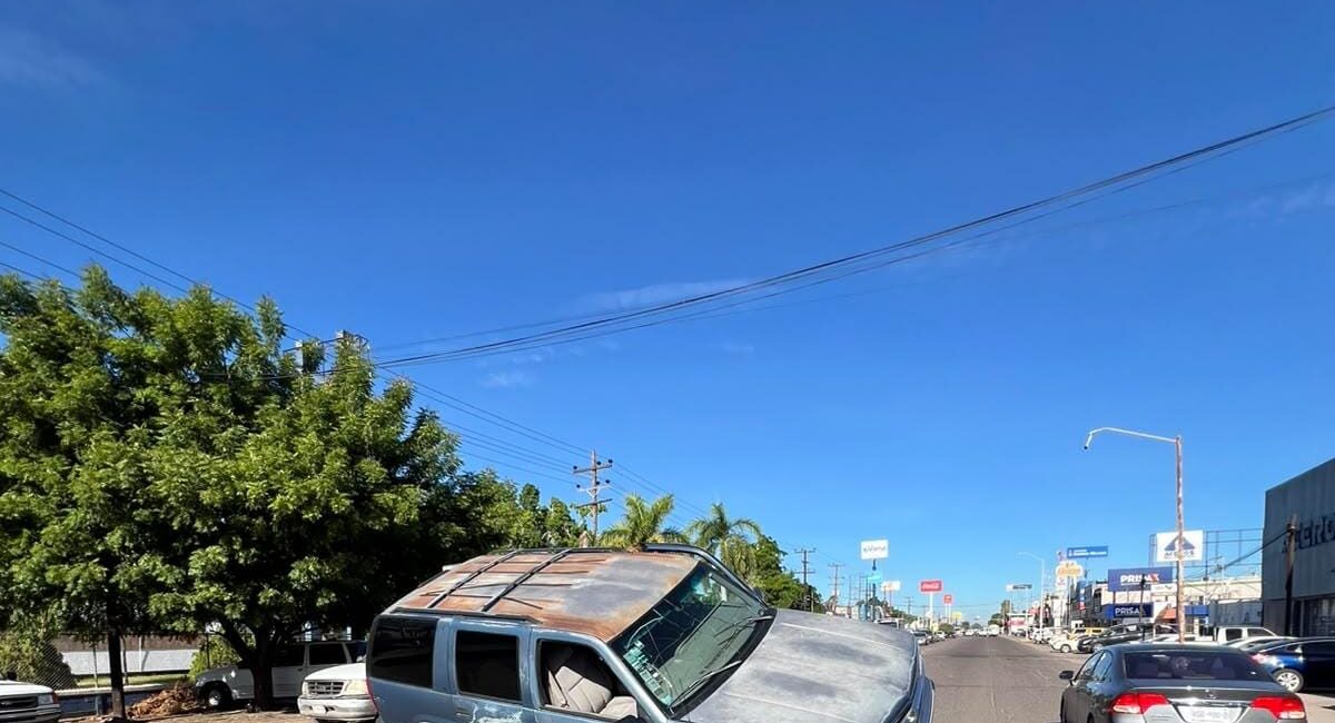 Conductor de camioneta invade carril y provoca accidente en el sector Cuauhtémoc en Los Mochis, Sinaloa