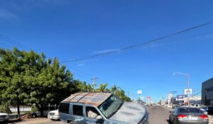 Conductor de camioneta invade carril y provoca accidente en el sector Cuauhtémoc en Los Mochis, Sinaloa