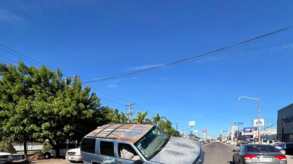 Conductor de camioneta invade carril y provoca accidente en el sector Cuauhtémoc en Los Mochis, Sinaloa