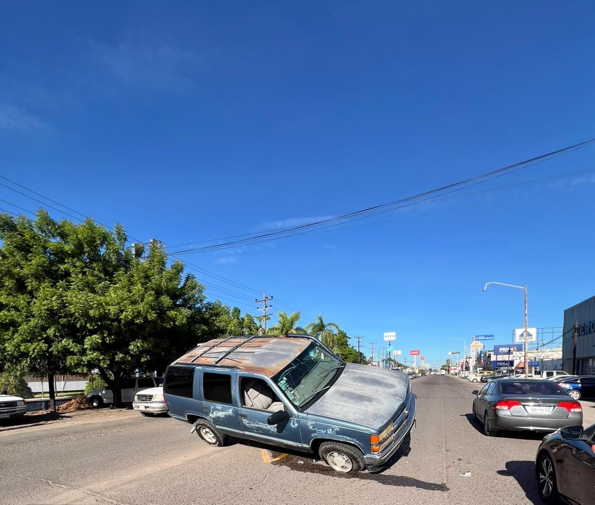 Conductor de camioneta invade carril y provoca accidente en el sector Cuauhtémoc en Los Mochis