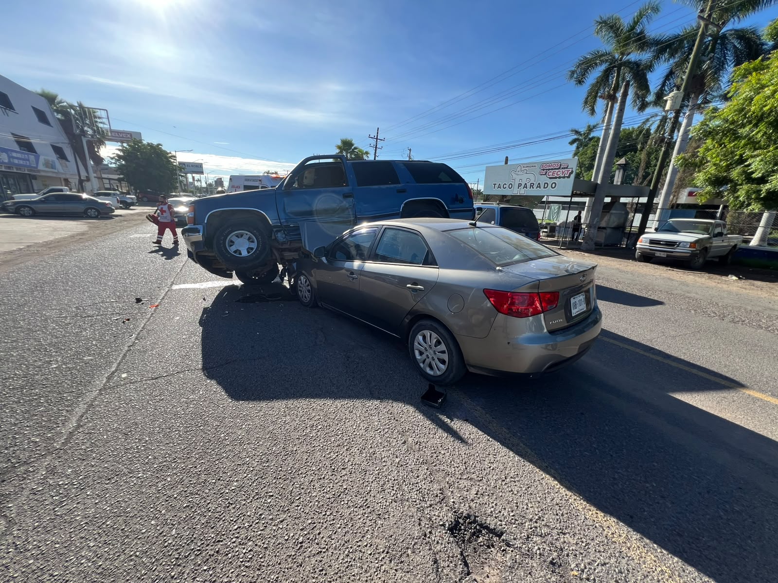 Conductor de camioneta invade carril y provoca accidente en el sector Cuauhtémoc en Los Mochis