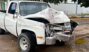 Conductor queda prensado tras chocar contra una tienda en el Residencial del Valle, en Los Mochis, Sinaloa