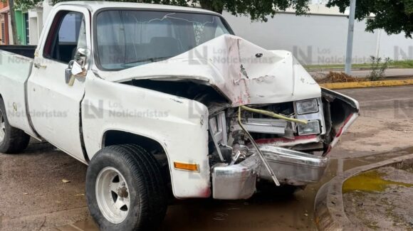 Conductor queda prensado tras chocar contra una tienda en el Residencial del Valle, en Los Mochis, Sinaloa