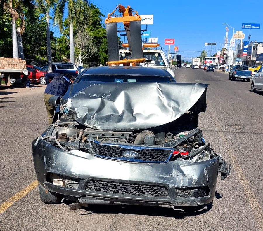 Conductor de camioneta invade carril y provoca accidente en el sector Cuauhtémoc en Los Mochis