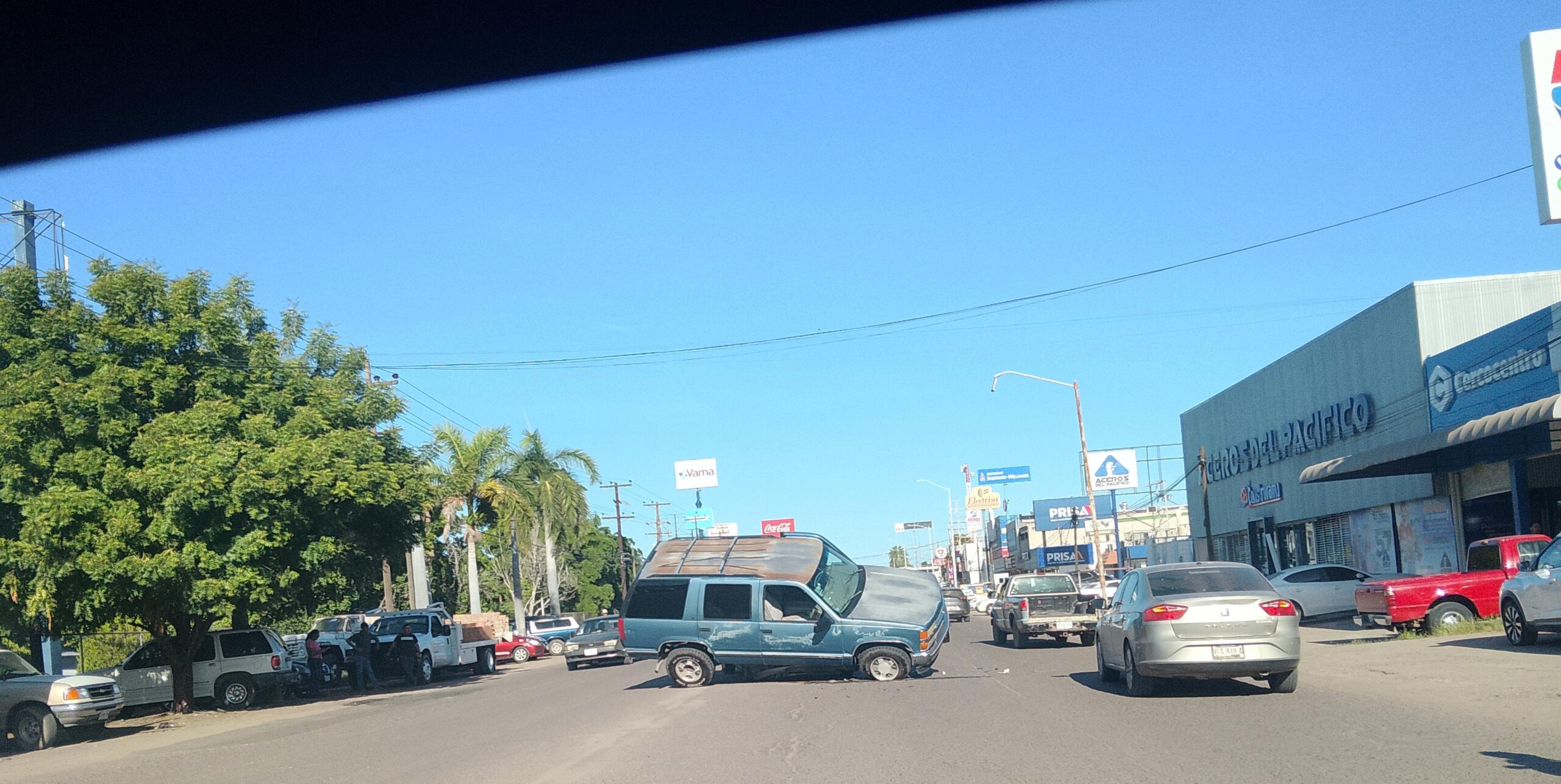 Conductor de camioneta invade carril y provoca accidente en el sector Cuauhtémoc en Los Mochis