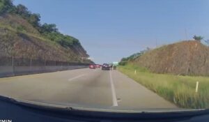 Dos ciclistas son atropellados en la autopista Mazatlán-Culiacán, Sinaloa; camioneta termina volcada