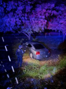 Abandonan automóvil tras salirse de la México 15 en Guasave