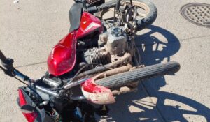 Joven motociclista resulta lesionado tras choque en el bulevar 20 de Noviembre, en Guasave, Sinaloa