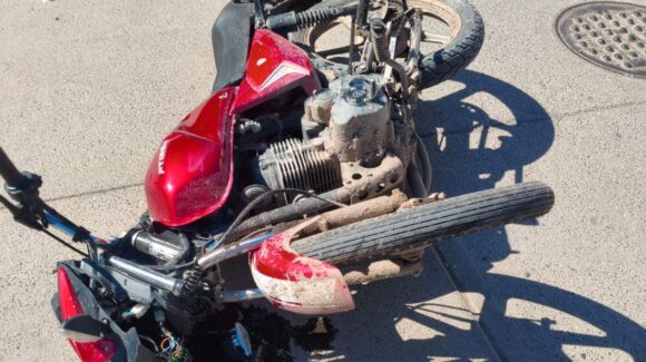 Joven motociclista resulta lesionado tras choque en el bulevar 20 de Noviembre, en Guasave, Sinaloa