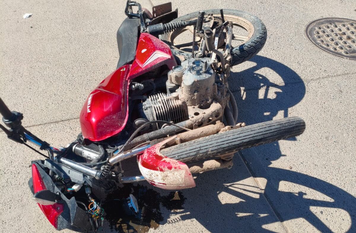 Joven motociclista resulta lesionado tras choque en el bulevar 20 de Noviembre, en Guasave