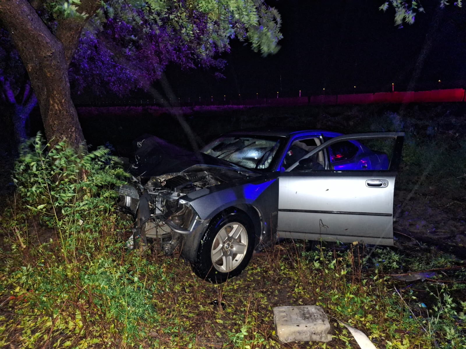 Abandonan automóvil tras salirse de la México 15 en Guasave