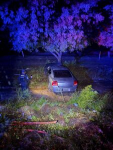 Abandonan automóvil tras salirse de la México 15 en Guasave