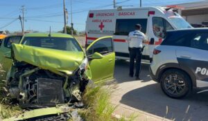 Aparatoso accidente deja dos personas lesionadas en la colonia Tepeca de Los Mochis, Sinaloa
