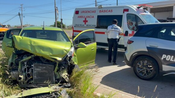 Aparatoso accidente deja dos personas lesionadas en la colonia Tepeca de Los Mochis, Sinaloa