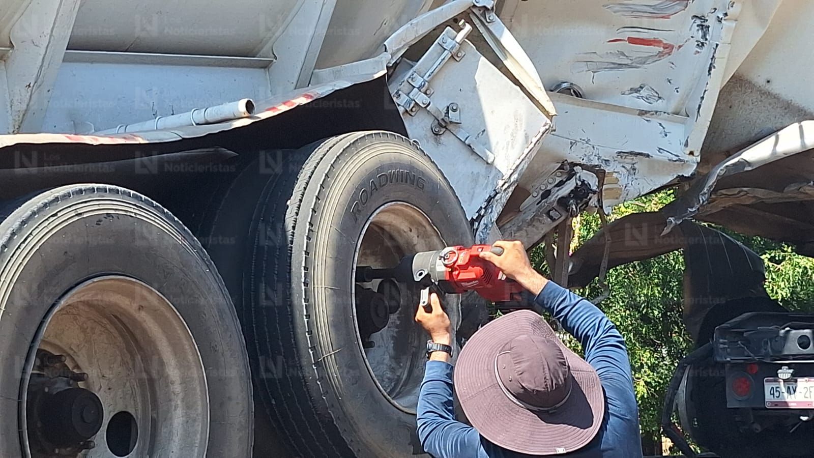 Tren impacta y arrolla un tráiler con cisternas de combustible en el sector Feria Ganadera de Culiacán