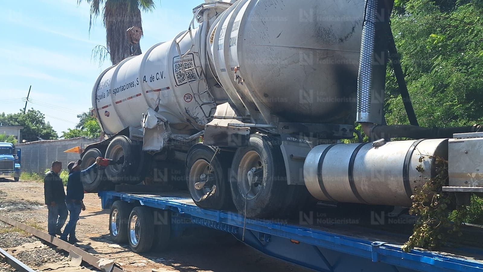 Tren impacta y arrolla un tráiler con cisternas de combustible en el sector Feria Ganadera de Culiacán