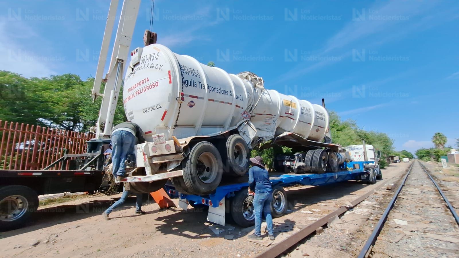 Tren impacta y arrolla un tráiler con cisternas de combustible en el sector Feria Ganadera de Culiacán