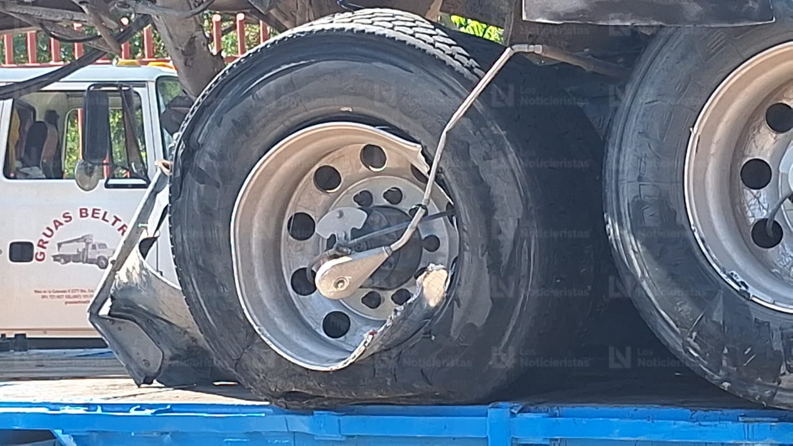 Tren impacta y arrolla un tráiler con cisternas de combustible en el sector Feria Ganadera de Culiacán