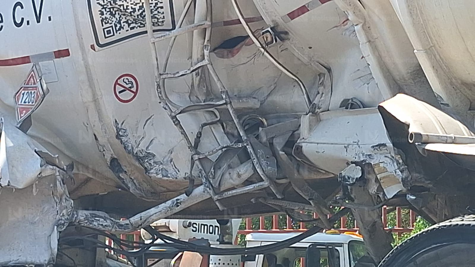 Tren impacta y arrolla un tráiler con cisternas de combustible en el sector Feria Ganadera de Culiacán