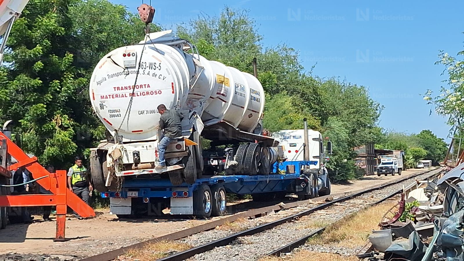 Tren impacta y arrolla un tráiler con cisternas de combustible en el sector Feria Ganadera de Culiacán