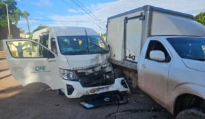 Aparatoso accidente deja tres personas lesionadas en el sector Villas de Monterrey, en Los Mochis, Sinaloa