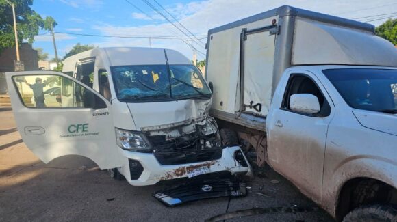 Aparatoso accidente deja tres personas lesionadas en el sector Villas de Monterrey, en Los Mochis, Sinaloa