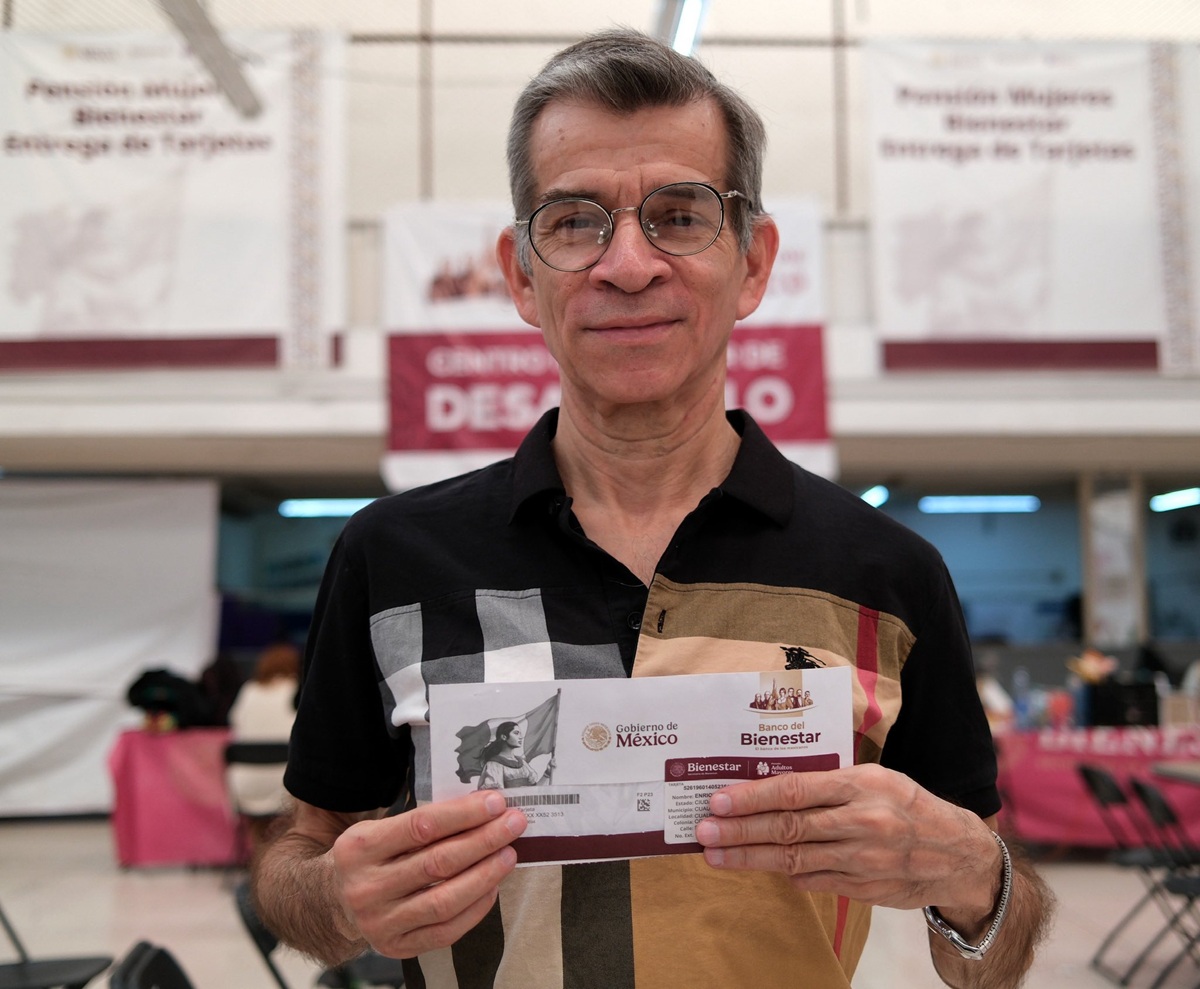Adulto mayor con su tarjeta para recibir la Pensión Bienestar