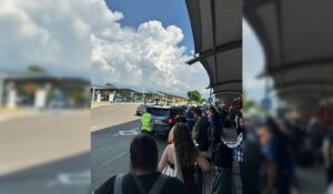 Denuncian inconformidad en el Aeropuerto Internacional de Mazatlán por falta de taxis y abuso de cobro