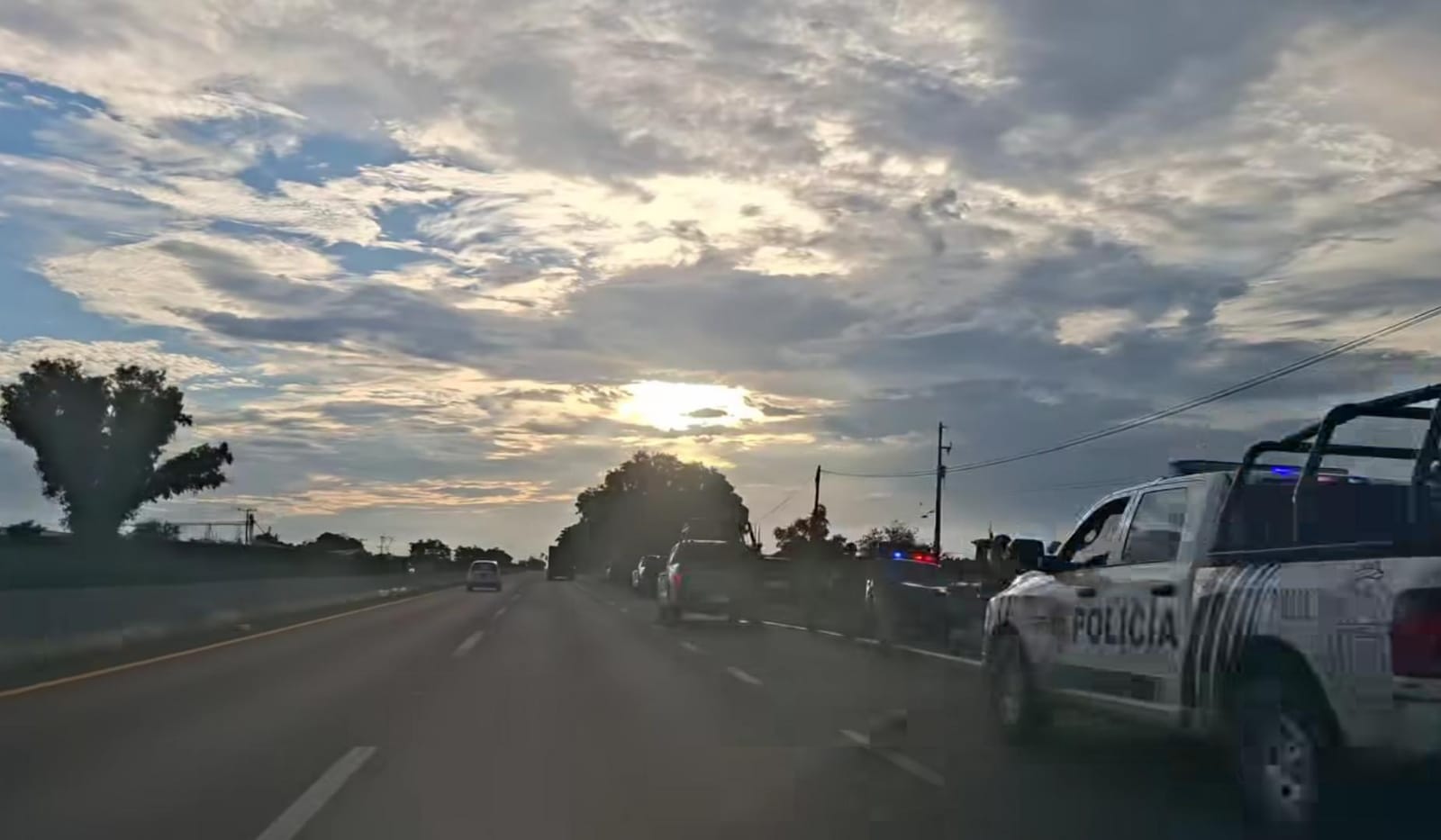 Agreden a balazos a Policías Municipales de Mazatlán en la carretera que conduce al Aeropuerto