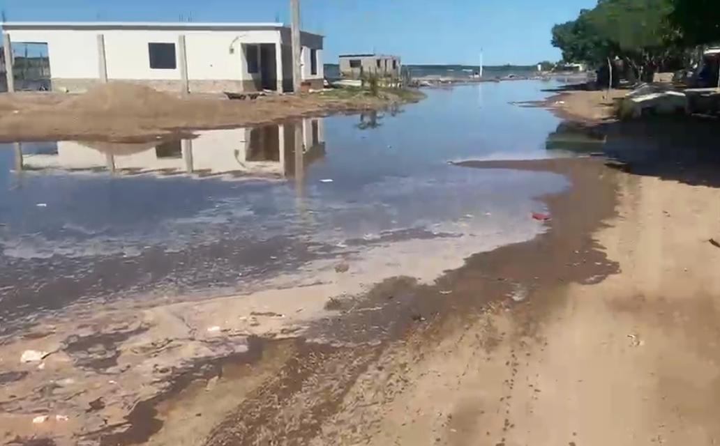 Agua del mar se introduce a 50 viviendas en comunidades pesqueras de Ahome