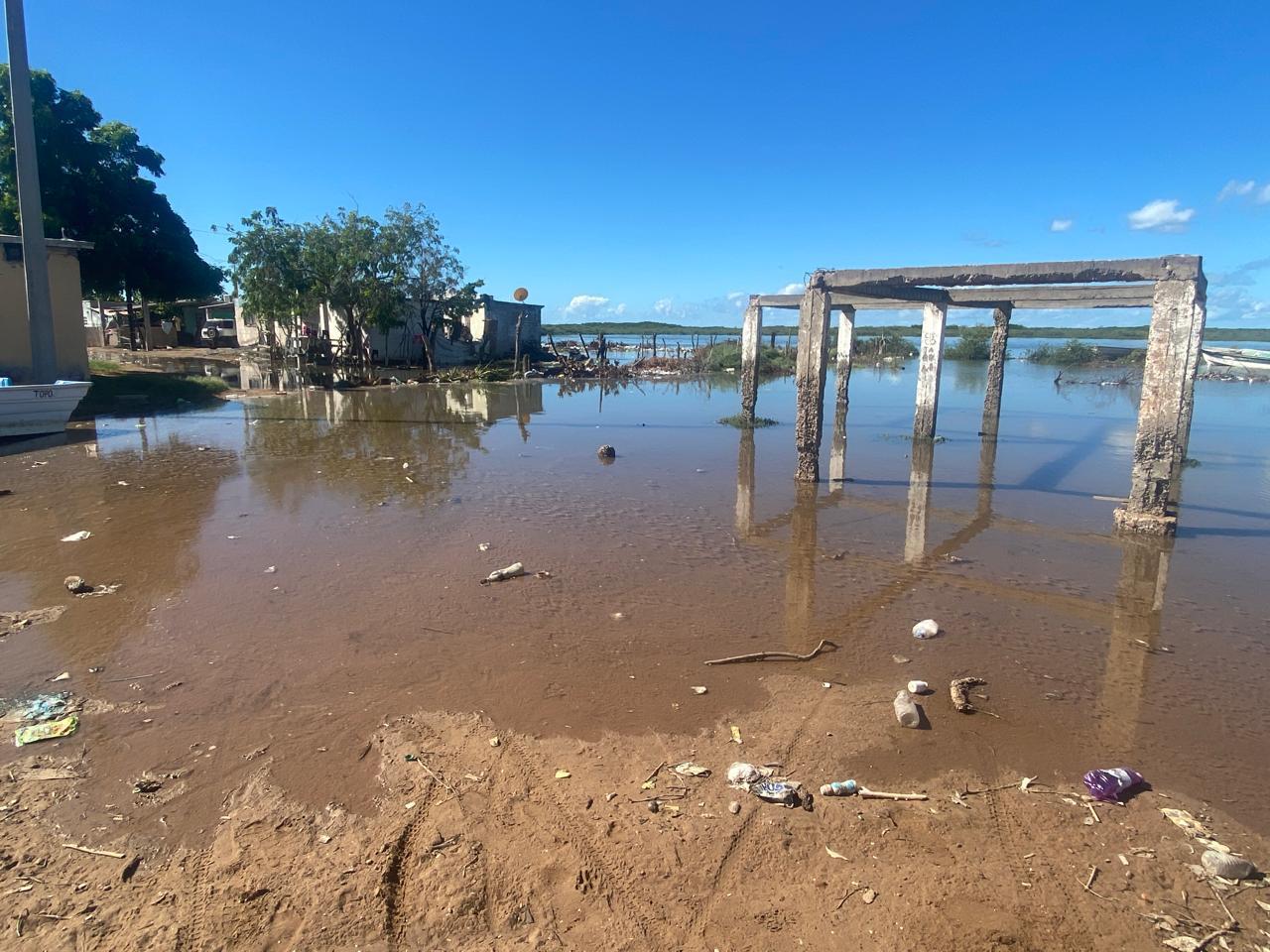 Agua del mar se introduce a 50 viviendas en comunidades pesqueras de Ahome