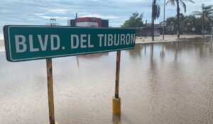 El mar gana terreno en playa Las Glorias, Guasave; inundaciones paralizan el bulevar Tiburón