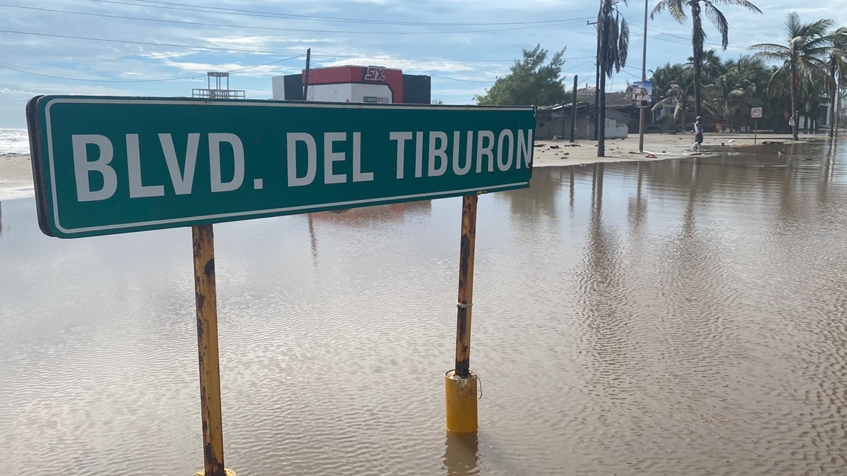 Agua de mar inunda bulevar Tiburón en playa Las Glorias, en Guasave