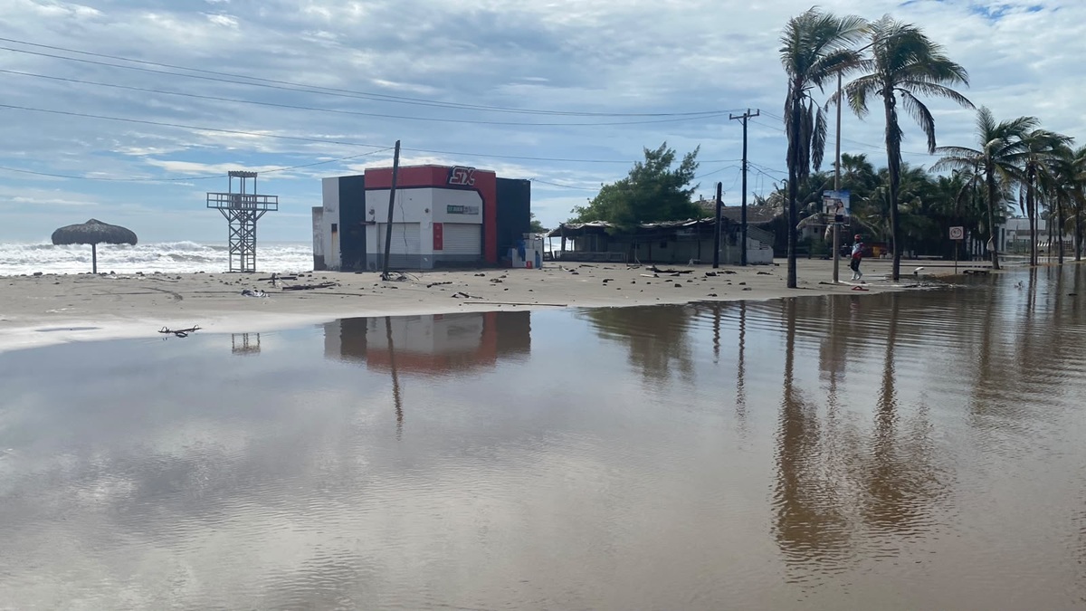 Mar de playa Las Glorias inunda bulevares y viviendas.