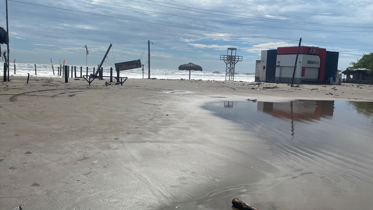 Mar de playa Las Glorias inunda bulevares y viviendas.
