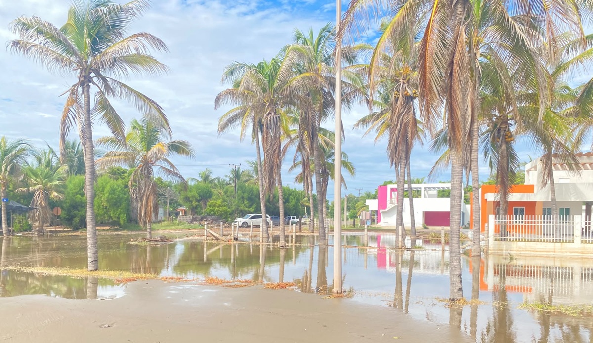 Mar de playa Las Glorias inunda bulevares y viviendas.