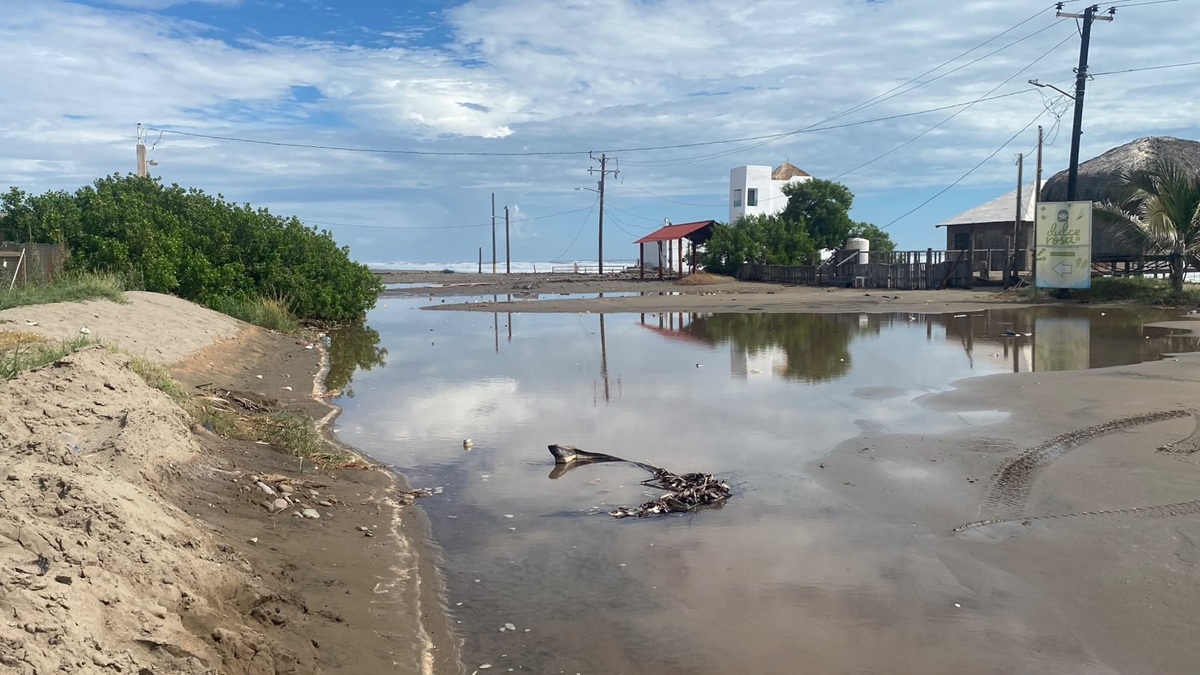 Mar de playa Las Glorias inunda bulevares y viviendas.