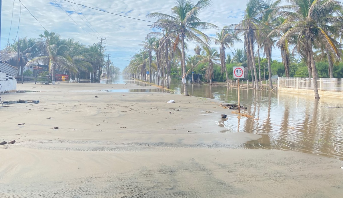 Mar de playa Las Glorias inunda bulevares y viviendas.
