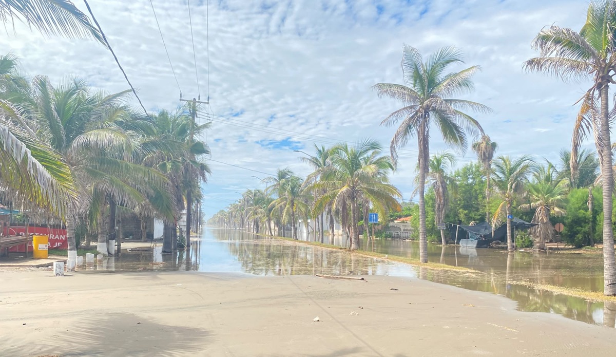 Mar de playa Las Glorias inunda bulevares y viviendas.