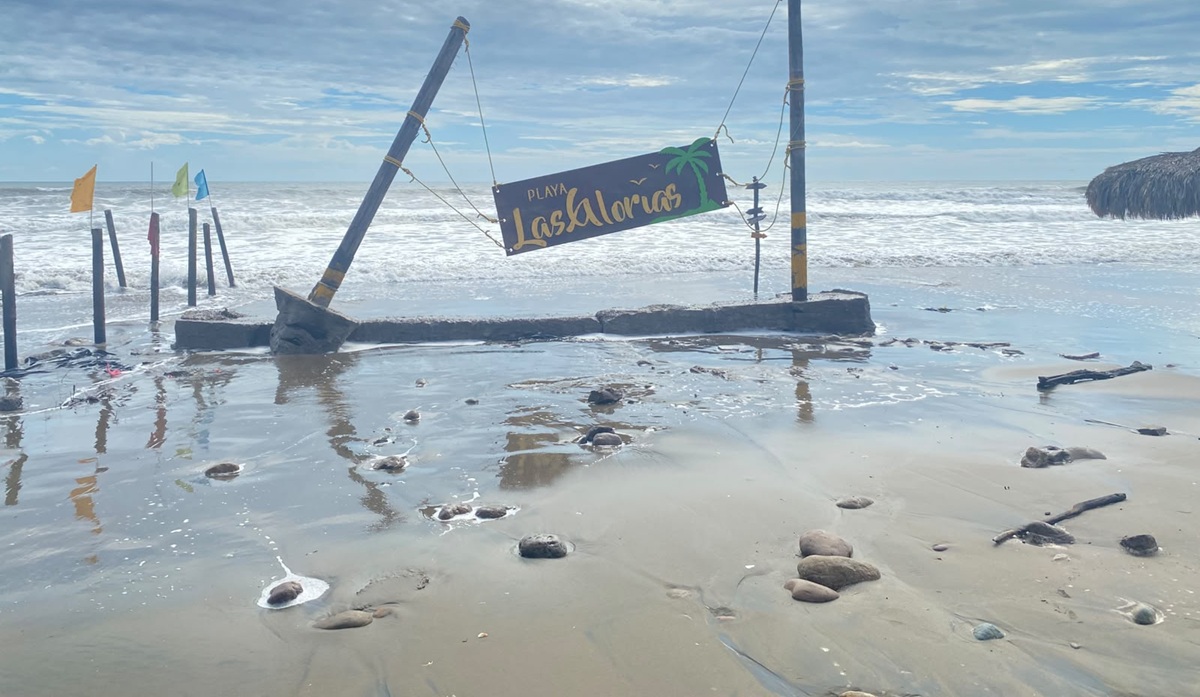 Mar de playa Las Glorias inunda bulevares y viviendas.
