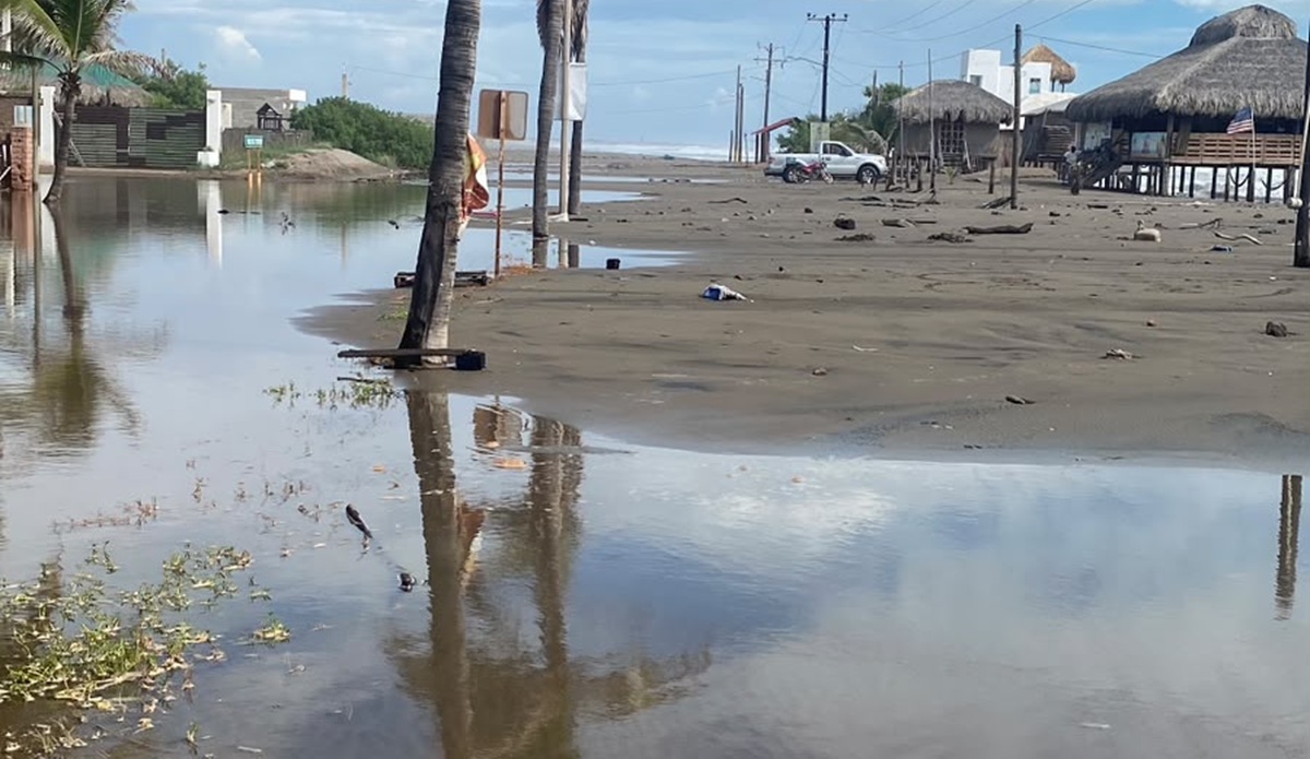 Mar de playa Las Glorias inunda bulevares y viviendas.