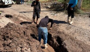 Hospitalizan a niño hijo de jornaleros con gastroenteritis tras contaminación de agua por aguas negras en Campo 35