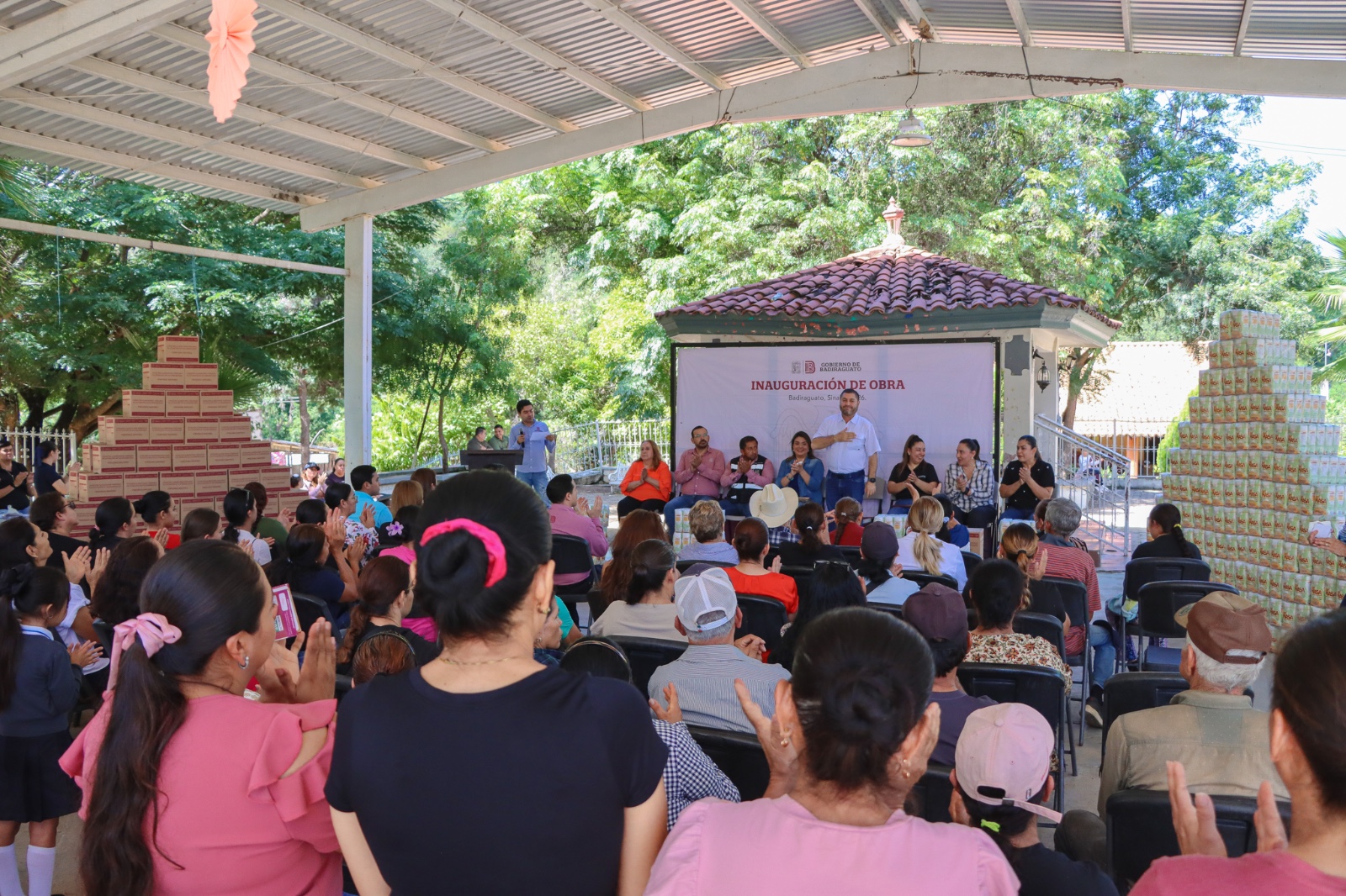 Alcalde de Badiraguato lleva apoyos sociales a Santiago de los Caballeros