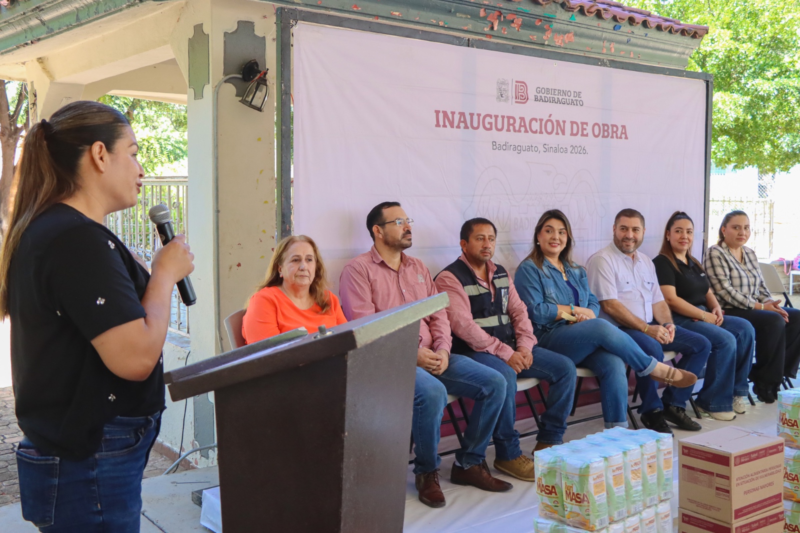 Alcalde de Badiraguato lleva apoyos sociales a Santiago de los Caballeros