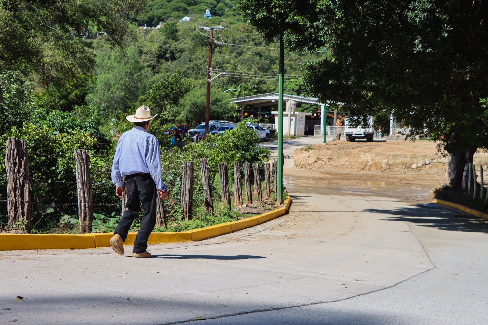 Alcalde de Badiraguato entrega pavimentación en Santiago de los Caballeros.