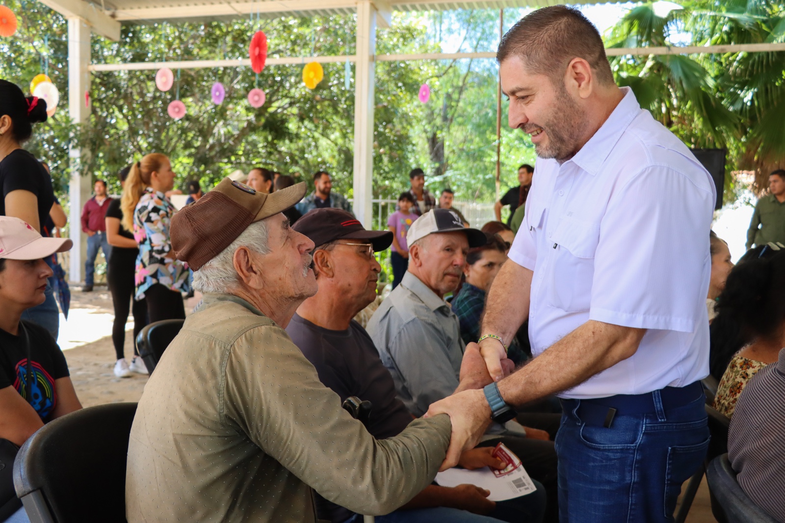 Alcalde de Badiraguato lleva apoyos sociales a Santiago de los Caballeros