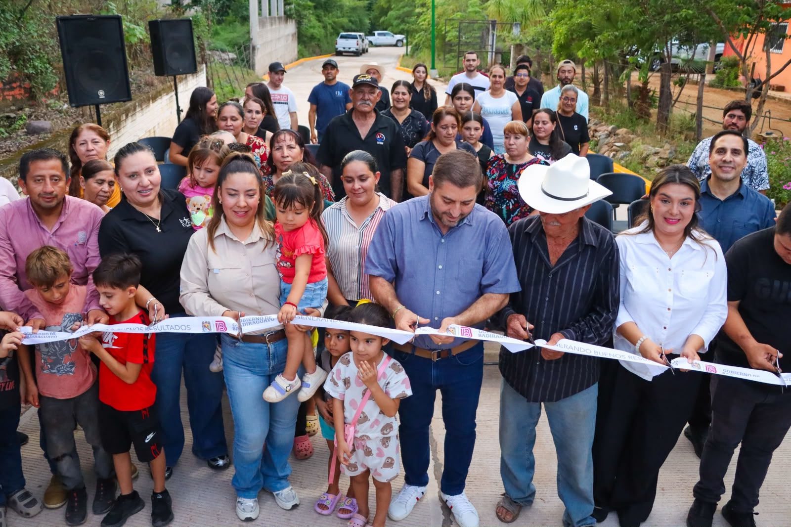 Alcalde de Badiraguato llega con apoyos y obras a San Antonio de los Ortiz